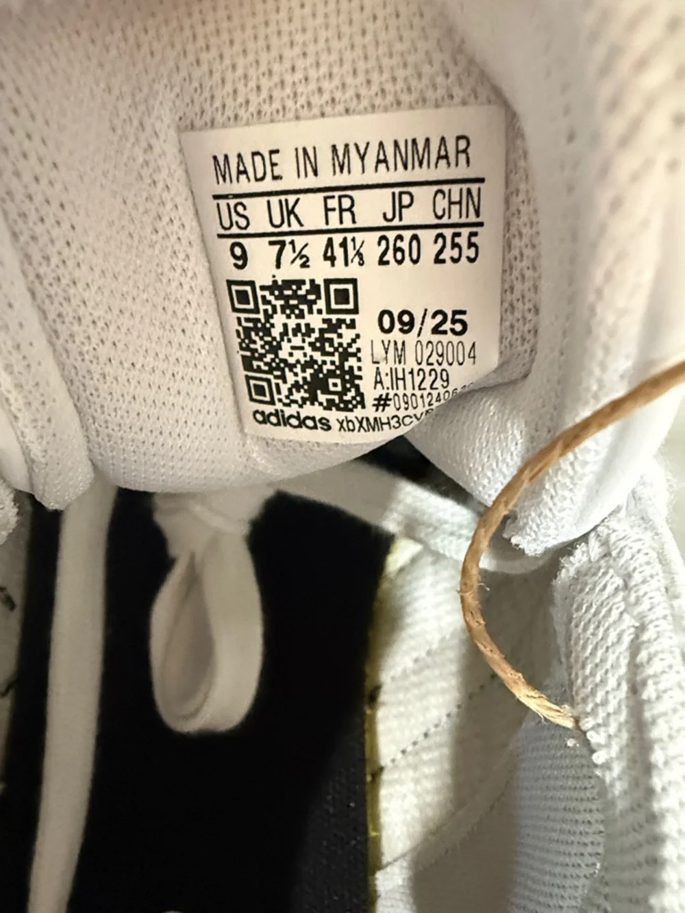 ADIDAS White Sneakers with Black Stripes - Picture 4 of 5